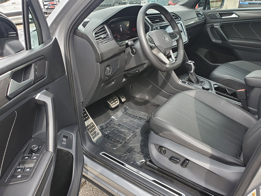 Used 2023 Volkswagen Tiguan SE R-Line AWD/4WD image 10