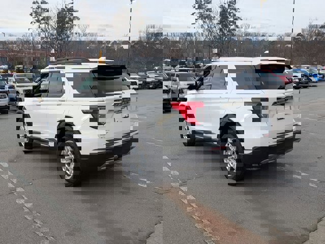 Certified 2022 Ford Explorer XLT w/ Equipment Group 202A image 4