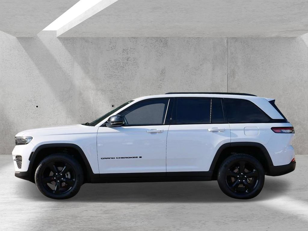 Used 2022 Jeep Grand Cherokee Altitude AWD/4WD image 5