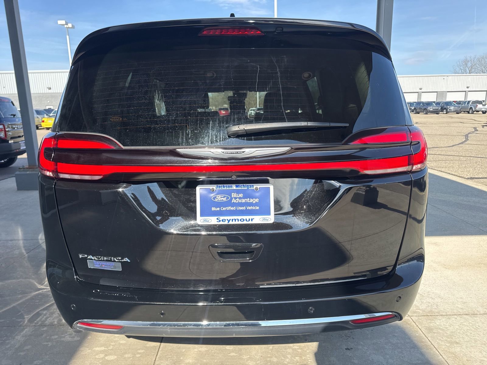 Used 2024 Chrysler Pacifica Touring-L image 3