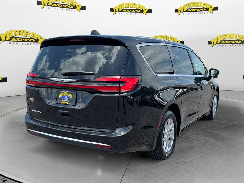 Used 2024 Chrysler Pacifica Touring-L FWD image 7