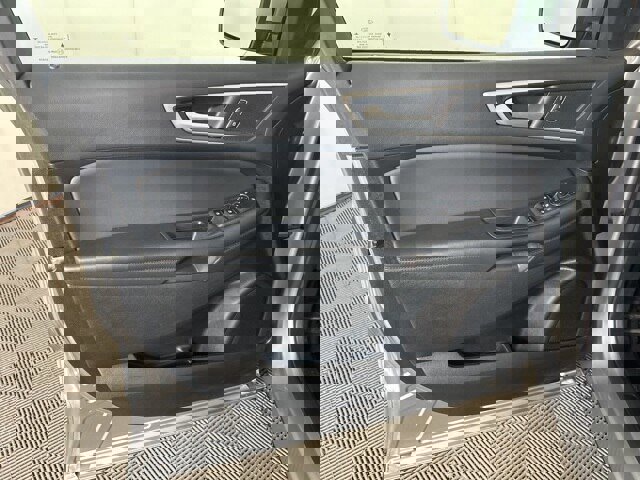 Certified 2024 Ford Edge SEL w/ Convenience Package image 9