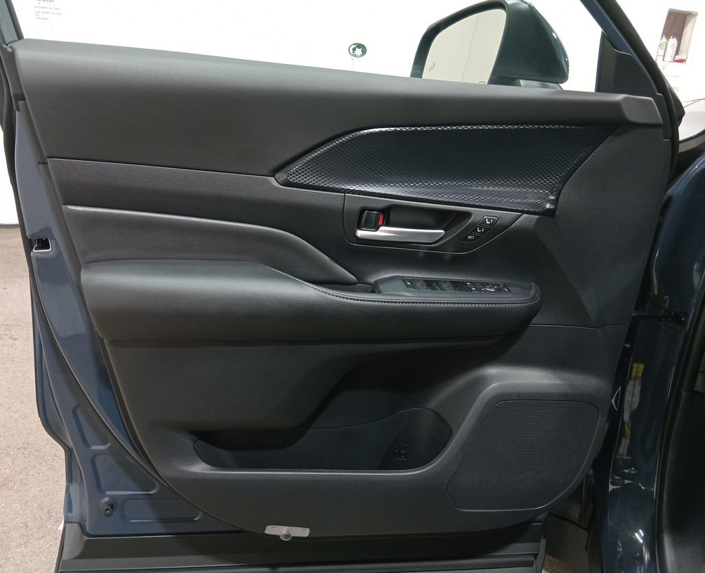 Used 2025 Toyota Grand Highlander AWD Hybrid image 20