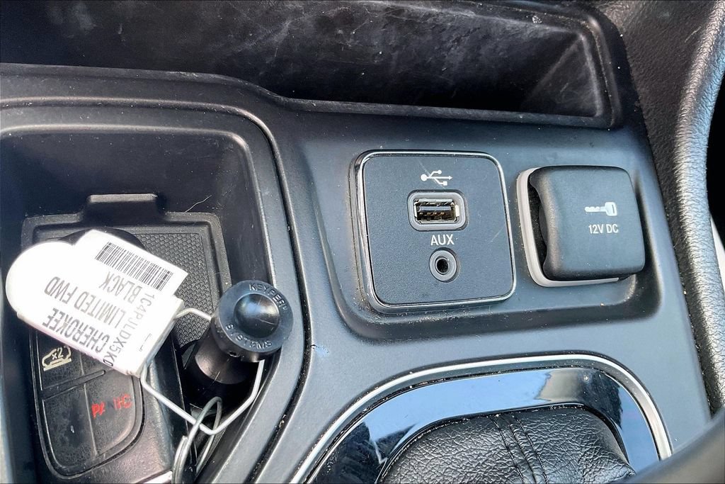 Used 2019 Jeep Cherokee Limited w/ Luxury Group FWD image 32