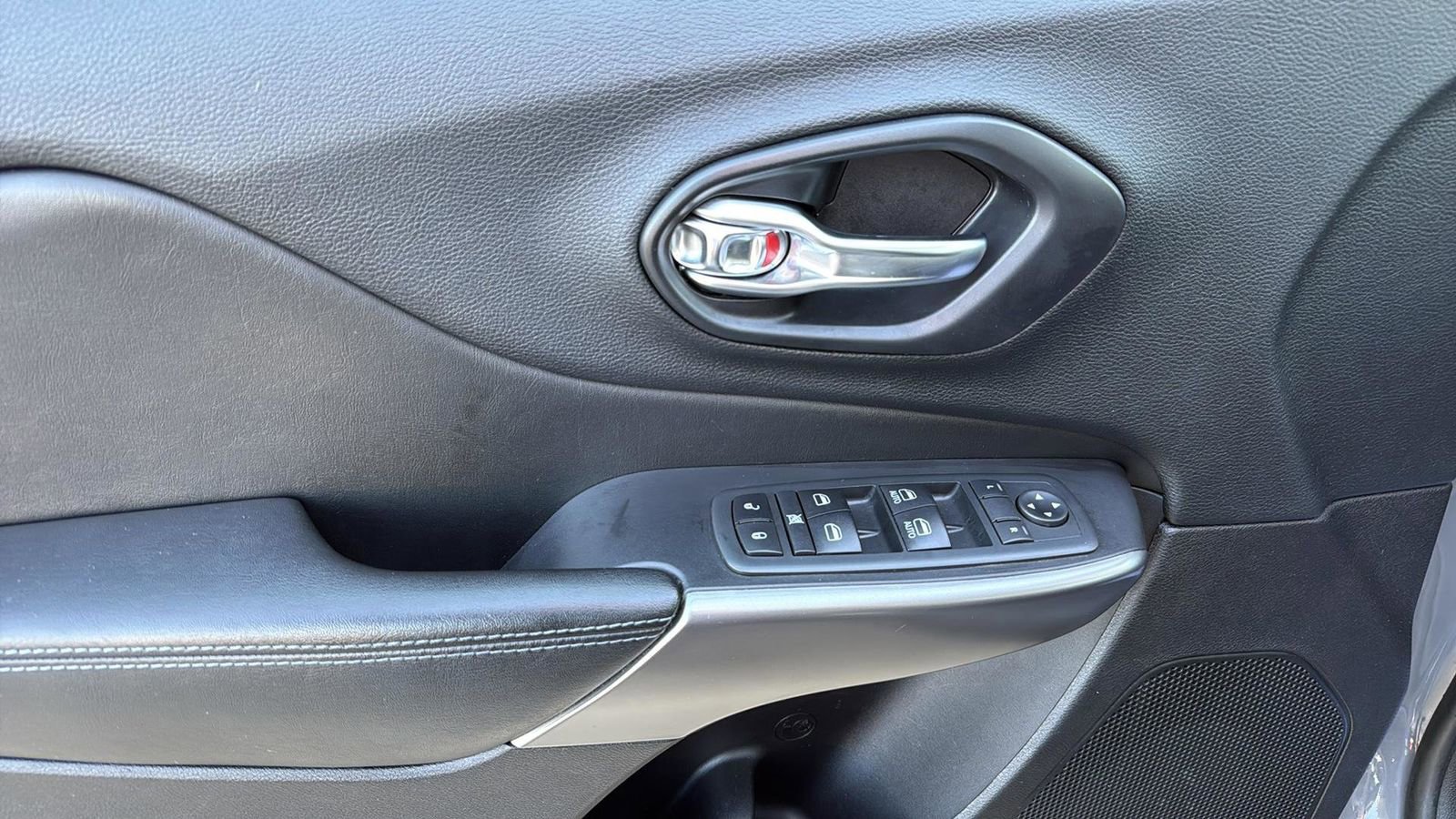 Used 2020 Jeep Cherokee Latitude Plus image 12