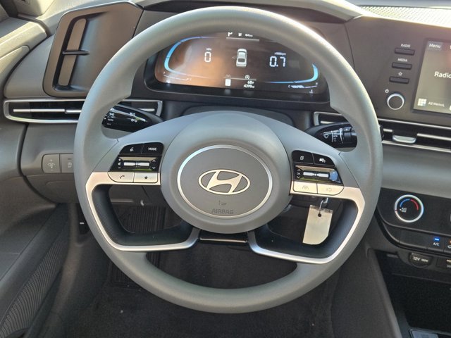 Used 2025 Hyundai Elantra SE FWD image 14