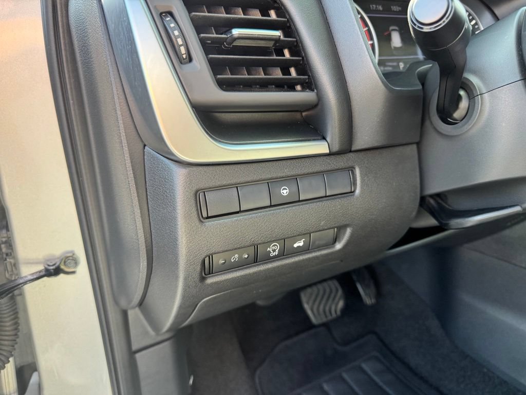 Used 2025 Nissan Rogue SV FWD image 4
