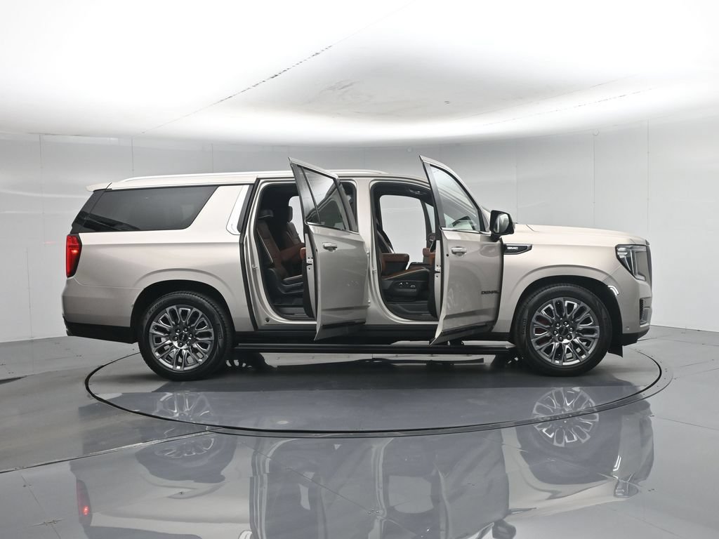 Used 2023 GMC Yukon XL Denali Ultimate AWD/4WD image 5