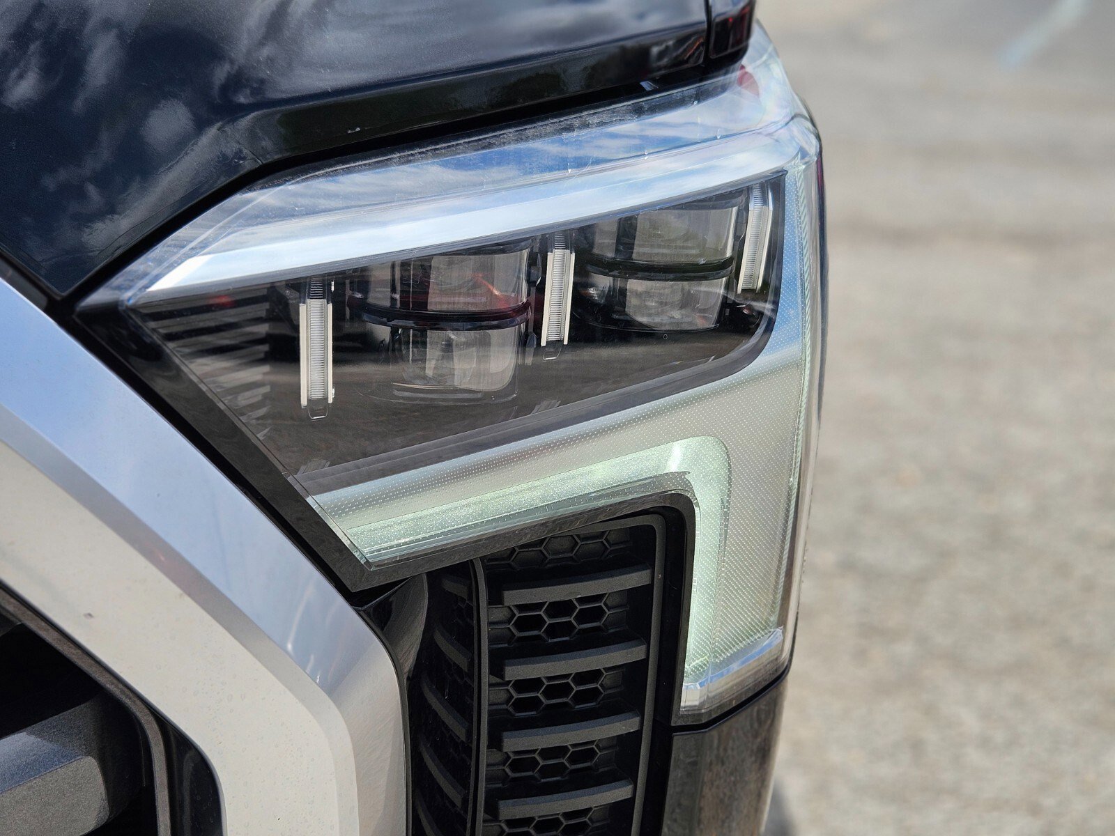 Used 2024 Toyota Tundra Limited AWD/4WD image 11