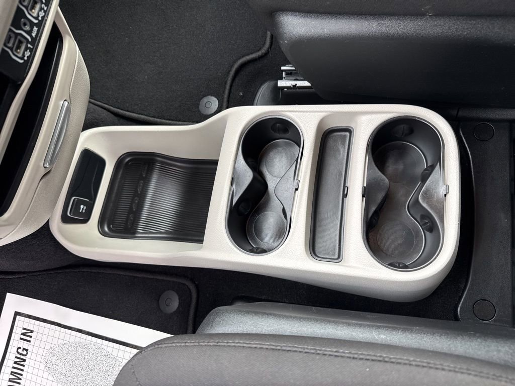 Used 2023 Chrysler Voyager LX image 5