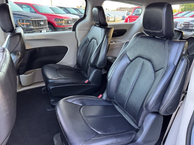 Used 2024 Chrysler Pacifica Limited FWD image 16