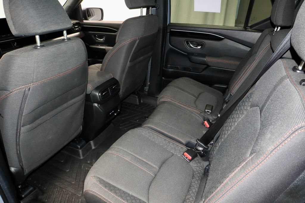 Used 2025 Honda Pilot Sport image 21