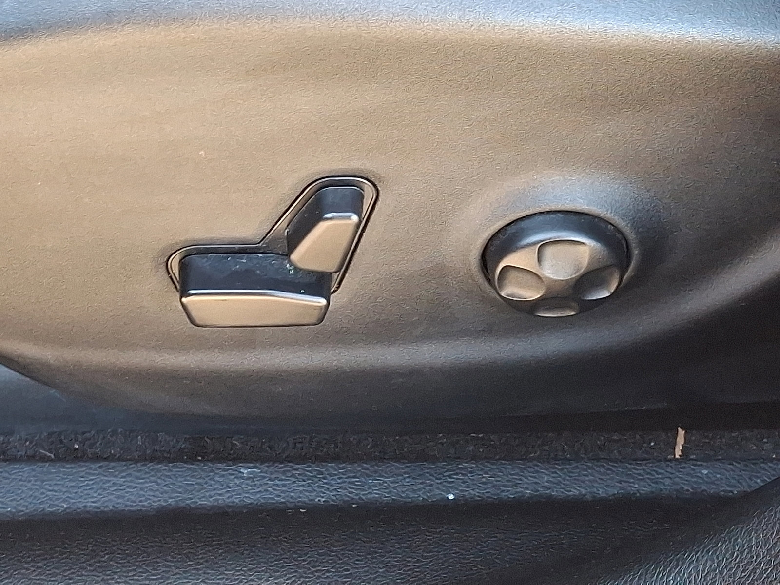 Used 2019 Jeep Cherokee Limited image 26