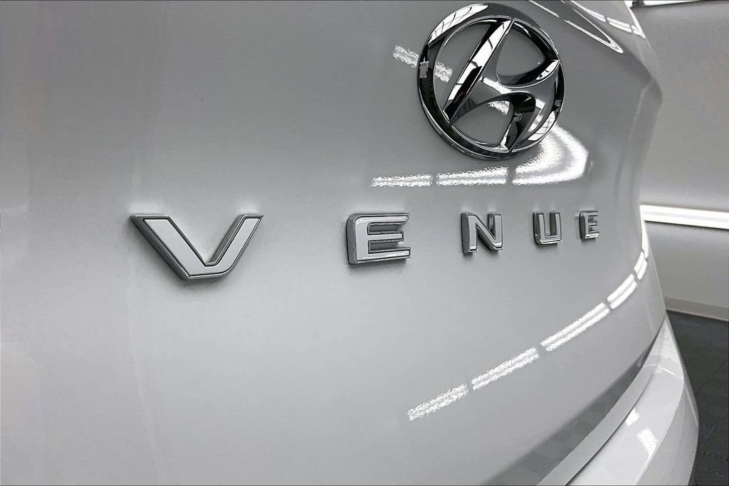 Used 2024 Hyundai Venue Limited FWD image 8