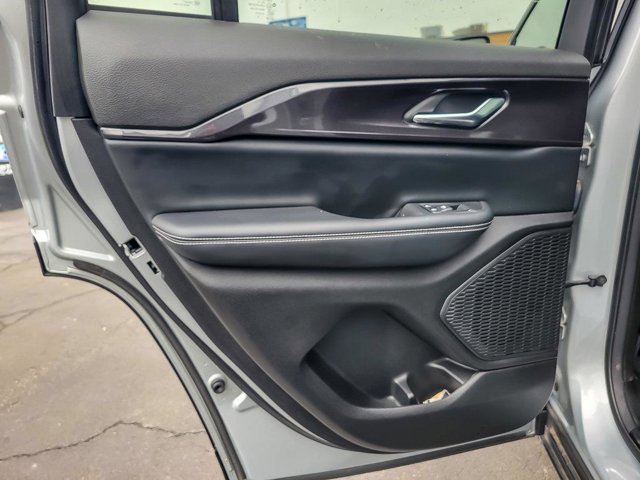 Used 2023 Jeep Grand Cherokee Altitude AWD/4WD image 23