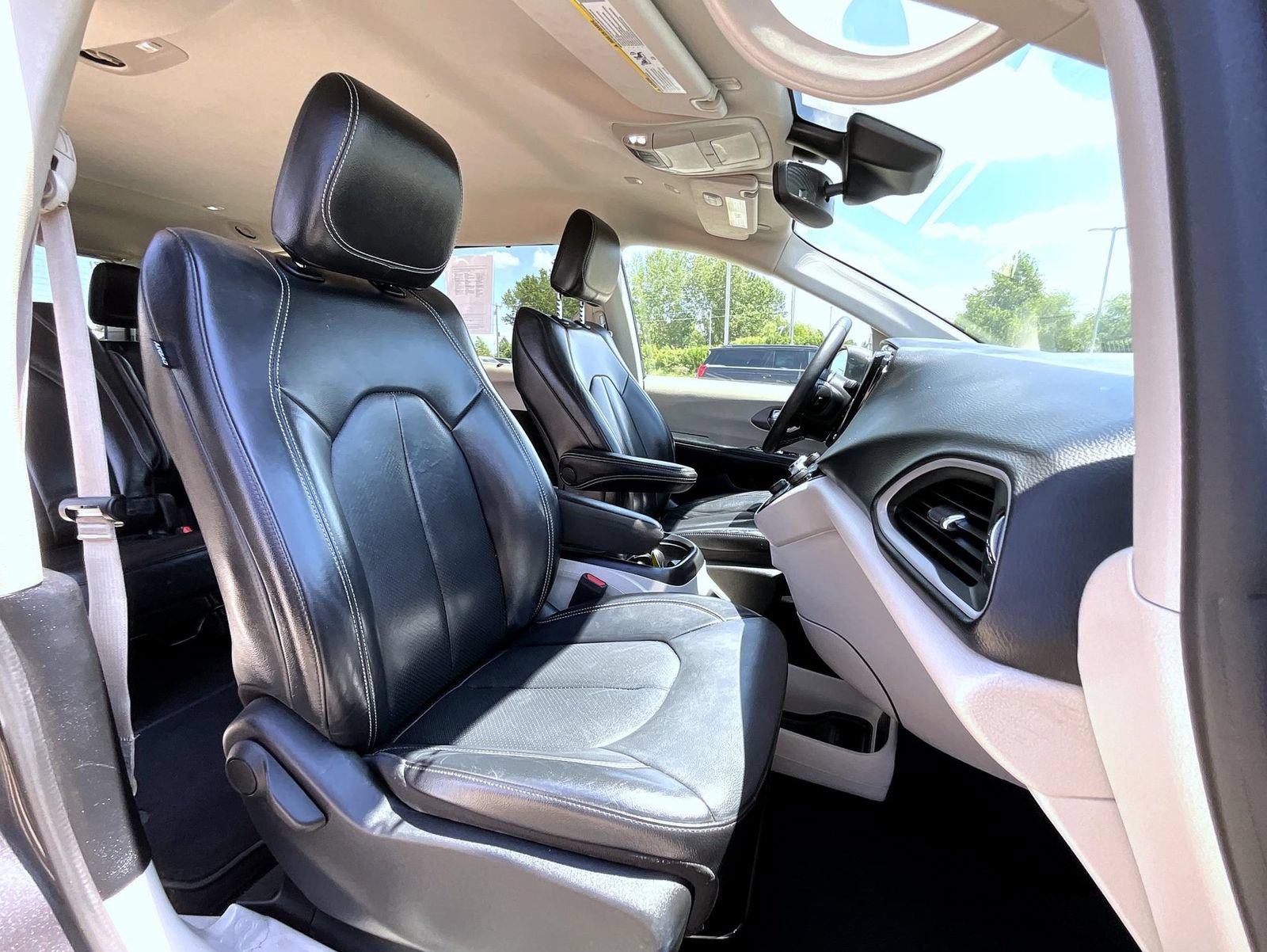 Used 2022 Chrysler Pacifica Touring-L FWD image 16
