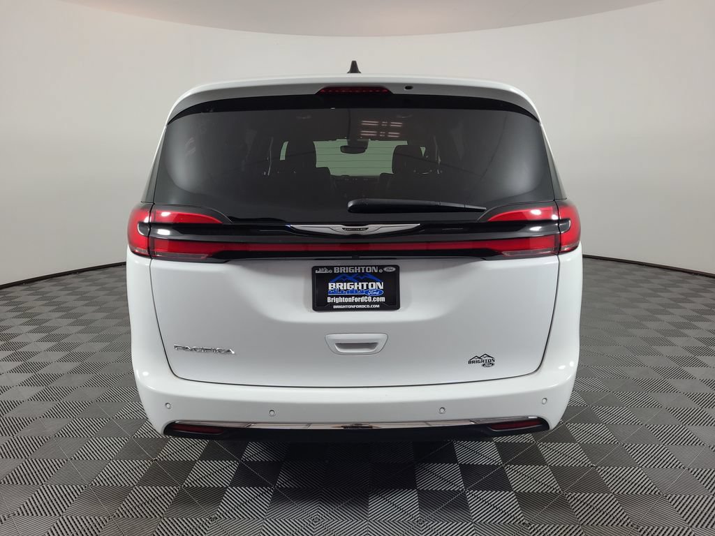 Used 2025 Chrysler Pacifica Select FWD image 4