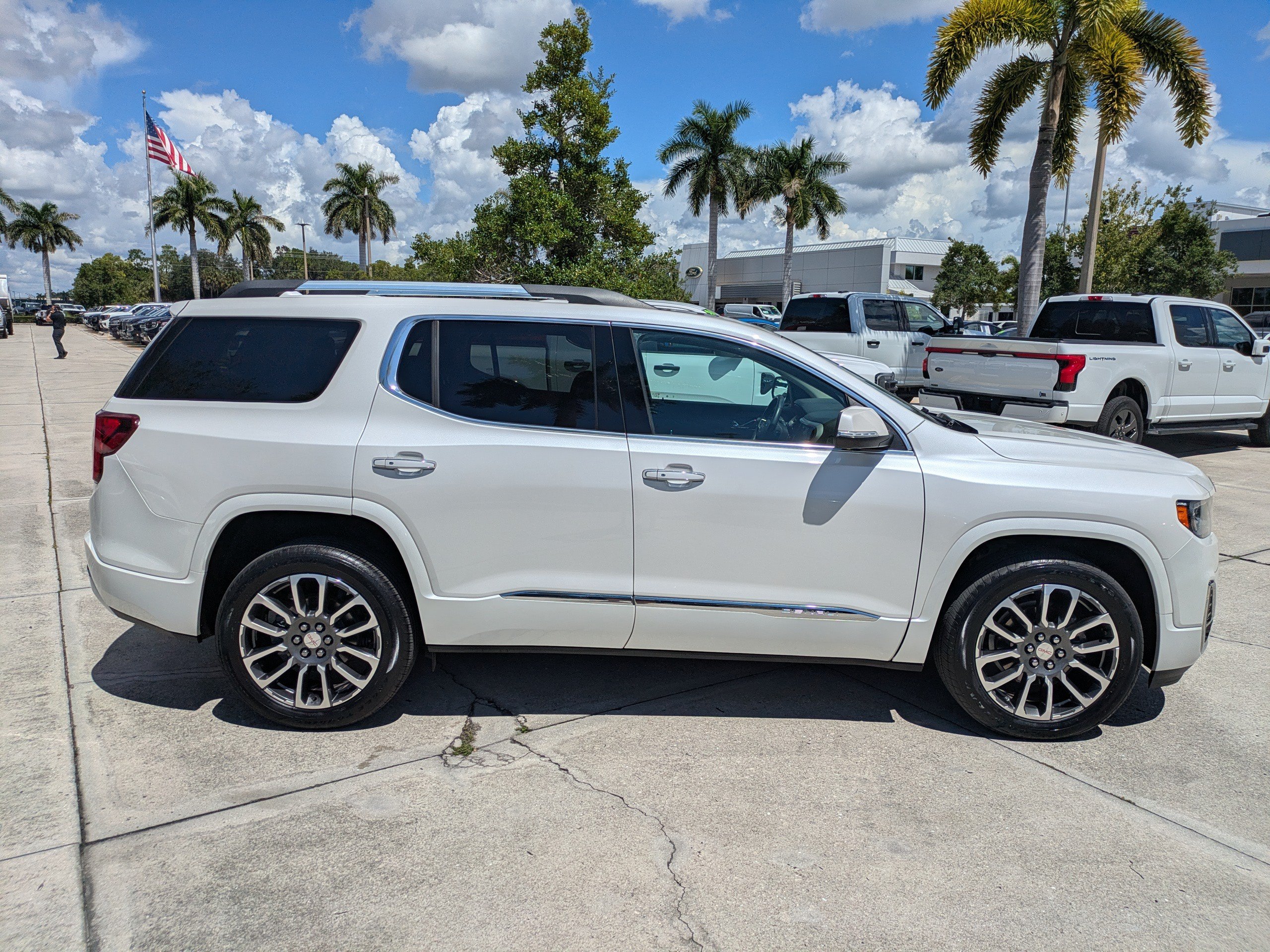 Used 2022 GMC Acadia Denali w/ Denali Technology Package AWD/4WD image 3