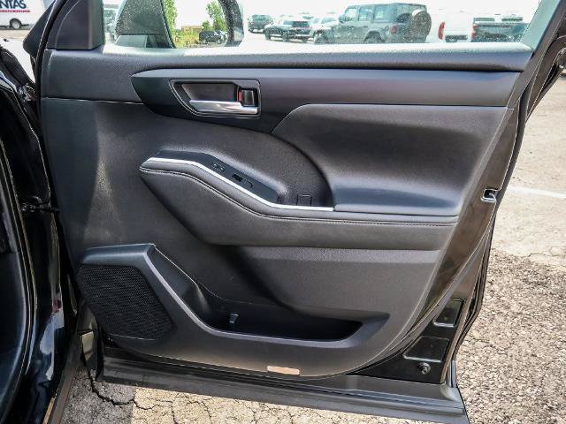 Used 2021 Toyota Highlander XLE AWD/4WD image 21