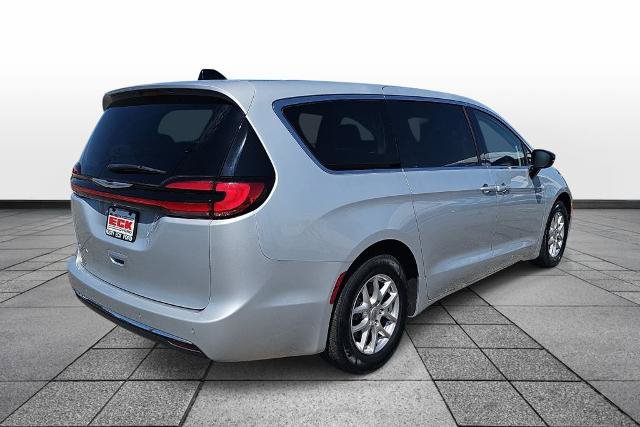 Used 2024 Chrysler Pacifica Touring-L FWD image 5