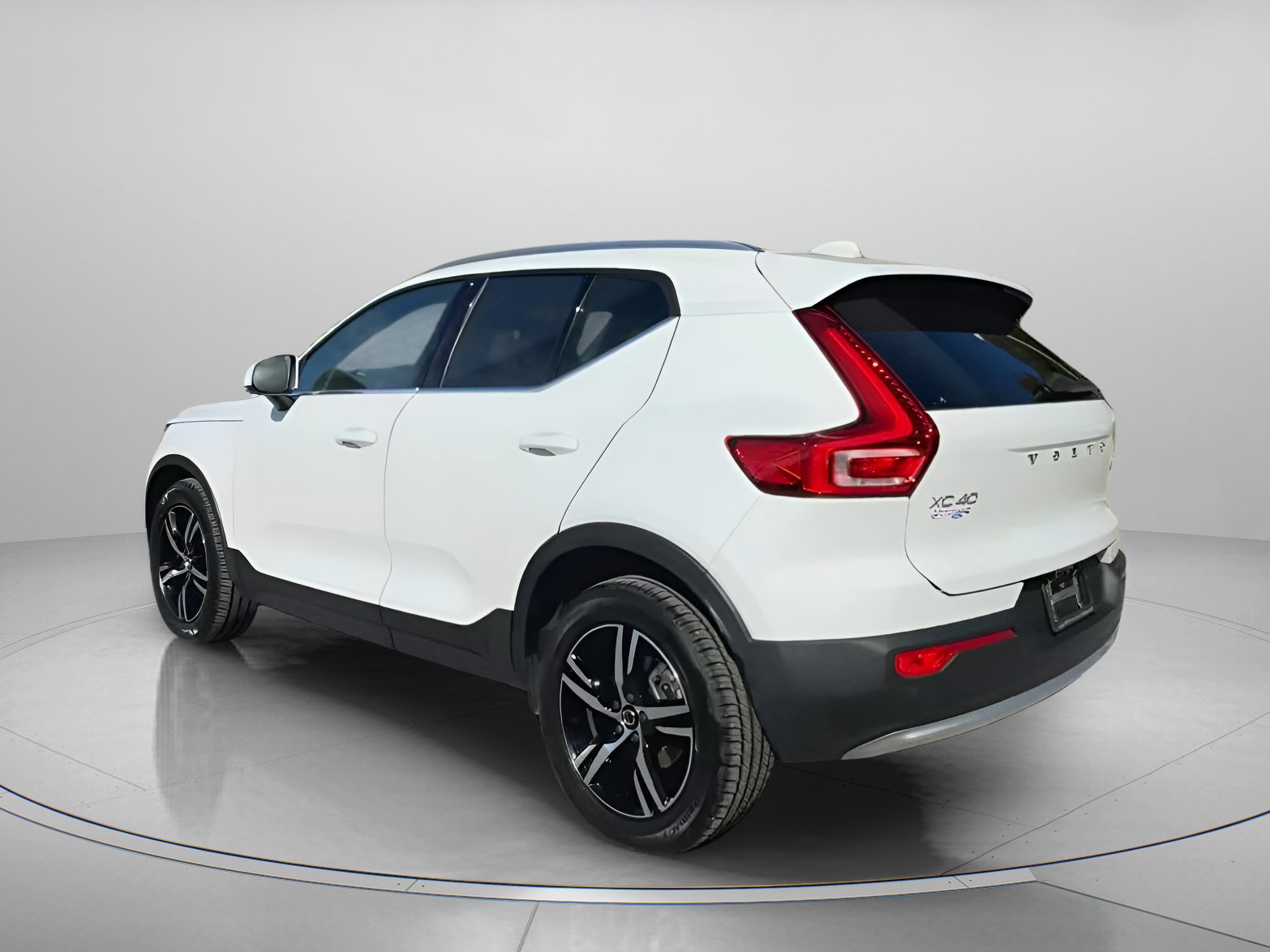 Used 2023 Volvo XC40 B5 Plus image 14