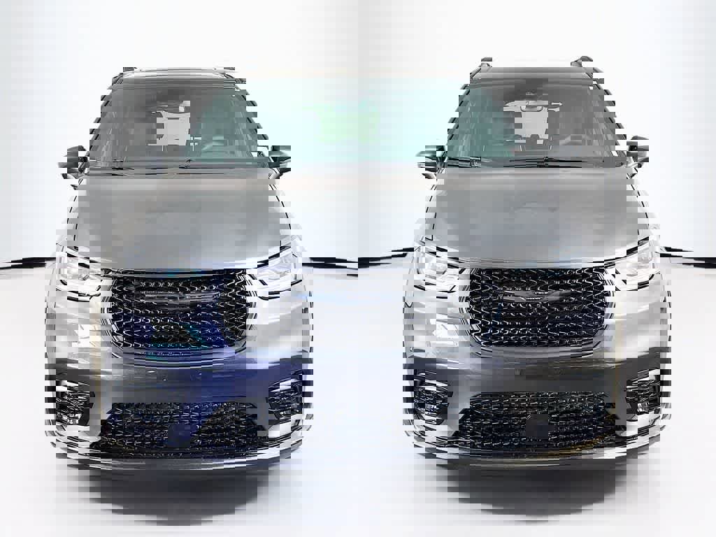 Used 2022 Chrysler Pacifica Limited w/ Uconnect Theater Family Group image 8