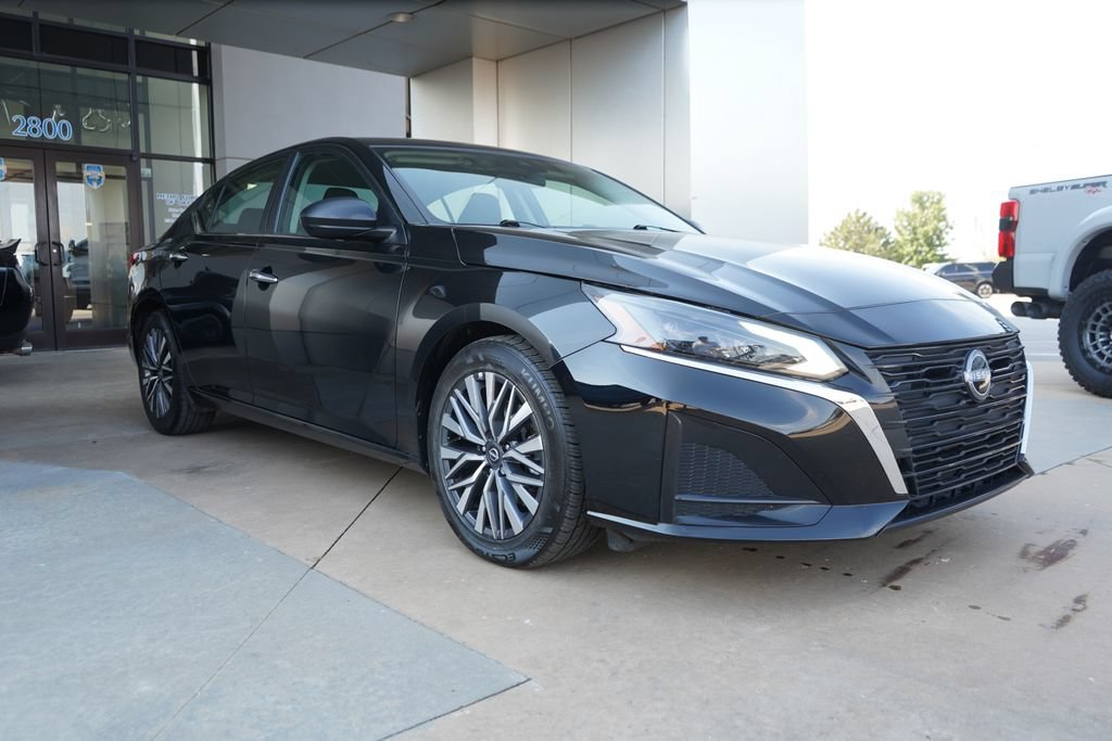 Used 2025 Nissan Altima 2.5 SV FWD image 2