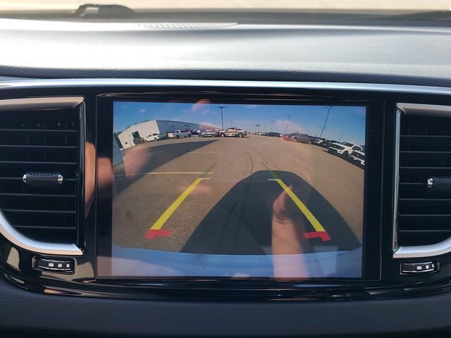 Used 2023 Chrysler Pacifica Touring-L FWD image 4