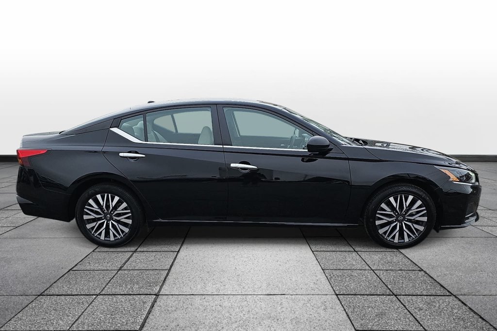 Used 2025 Nissan Altima 2.5 SV FWD image 4