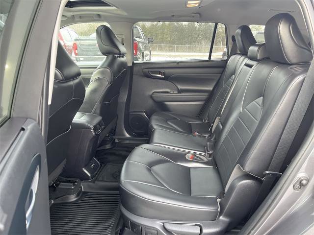 Used 2021 Toyota Highlander XLE image 12