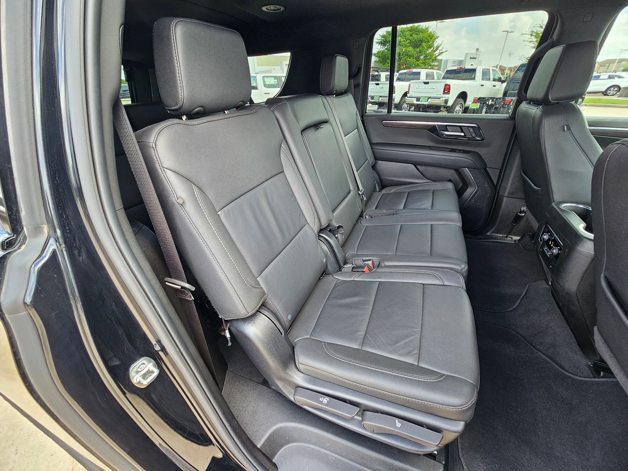 Used 2025 Chevrolet Suburban Z71 AWD/4WD image 31