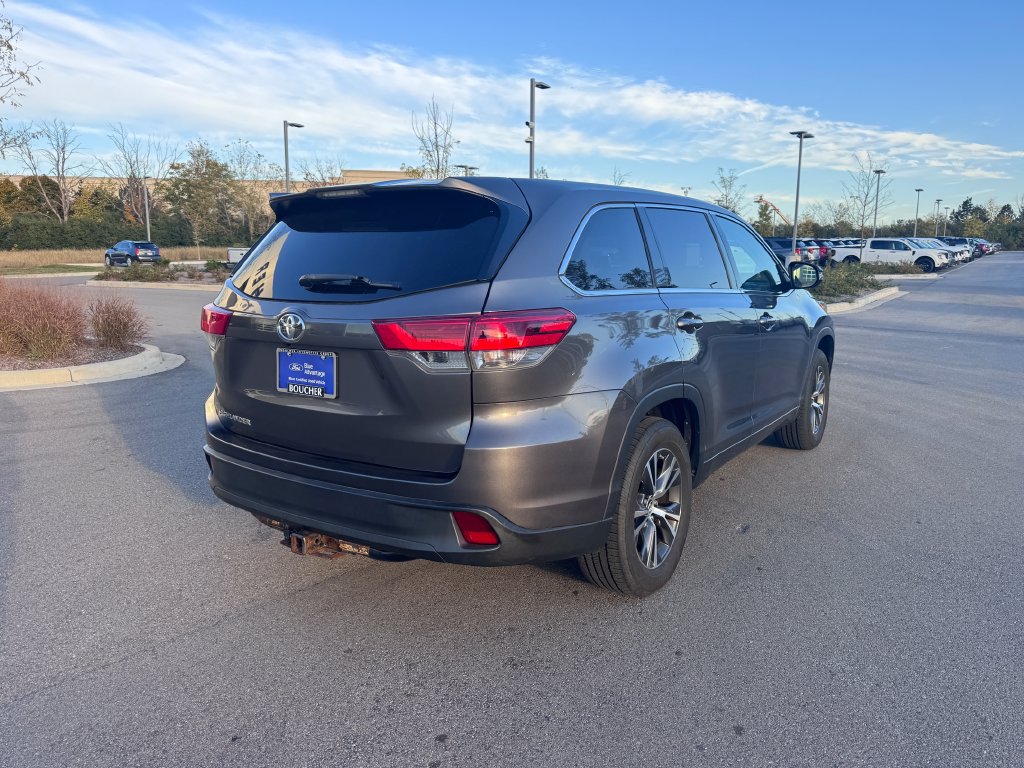 Used 2017 Toyota Highlander LE FWD image 2