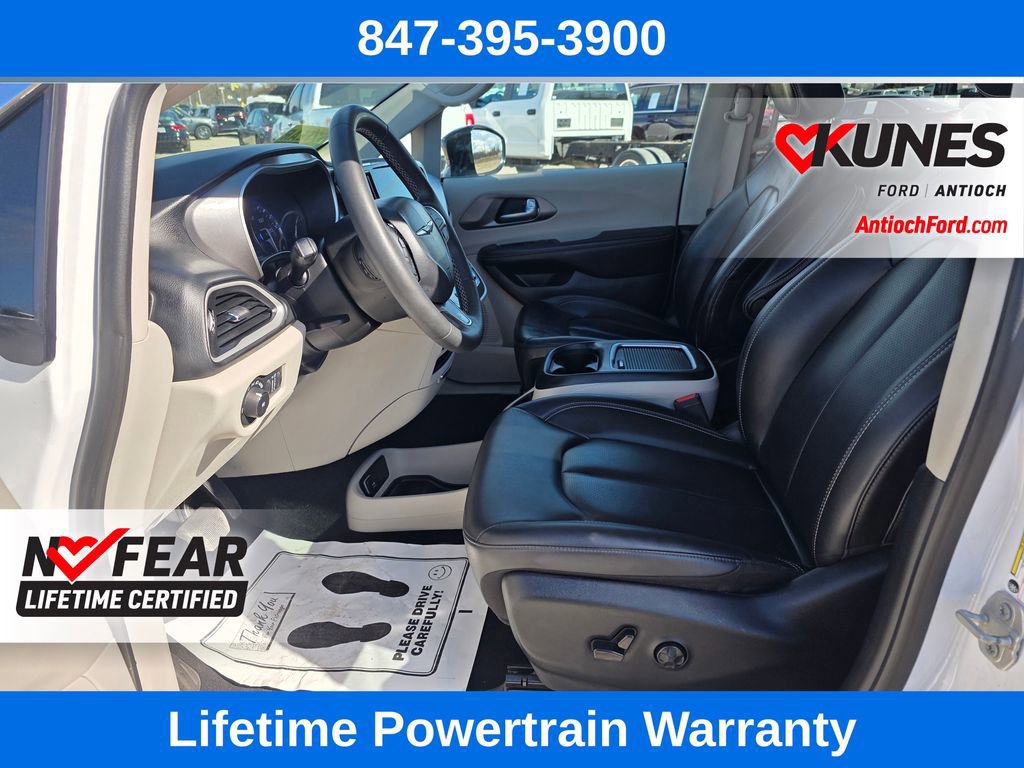 Used 2024 Chrysler Pacifica Touring-L image 15