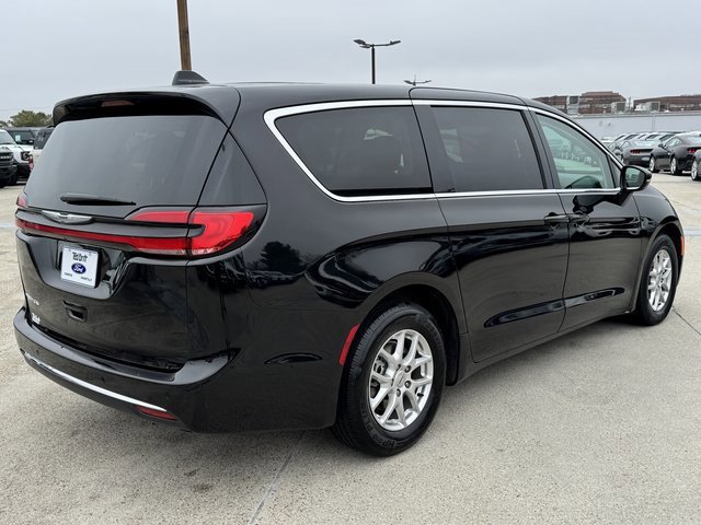 Used 2024 Chrysler Pacifica Touring-L image 5