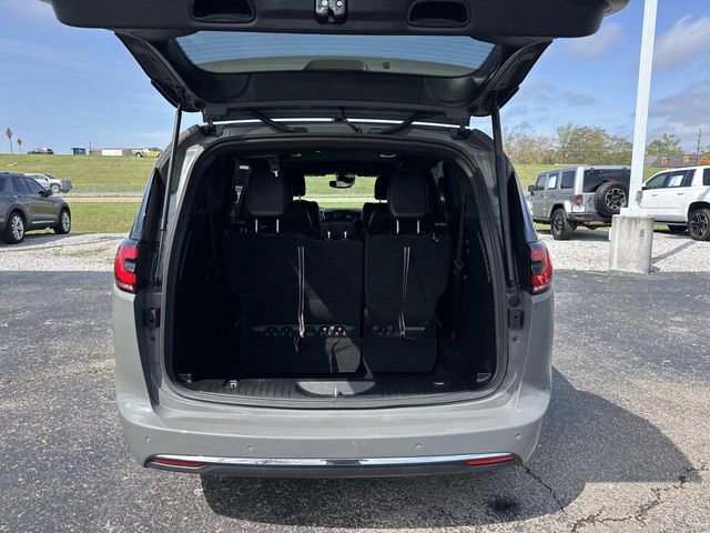 Used 2025 Chrysler Pacifica Select image 8