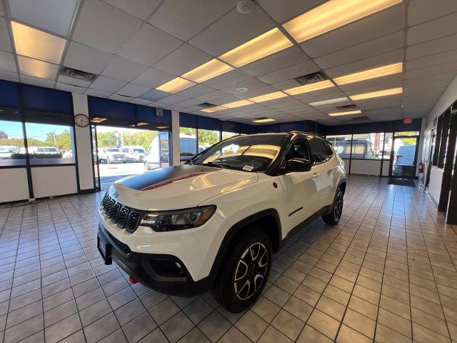Used 2025 Jeep Compass Trailhawk AWD/4WD image 11