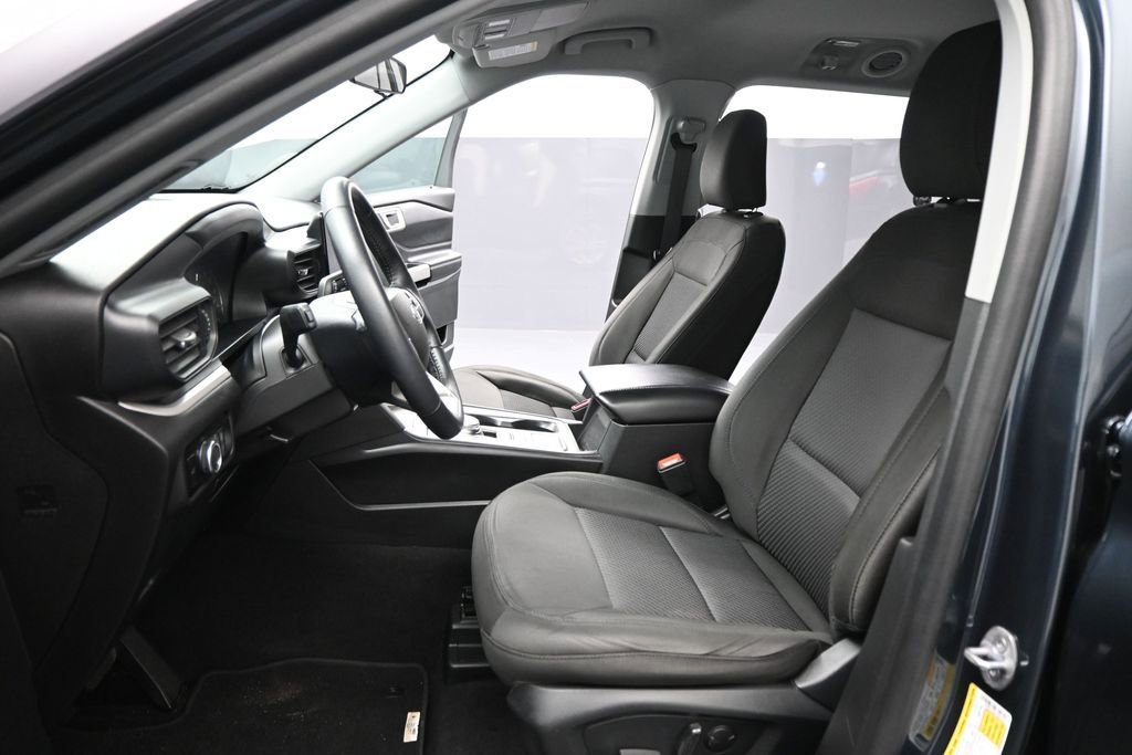 Certified 2023 Ford Explorer XLT RWD image 9