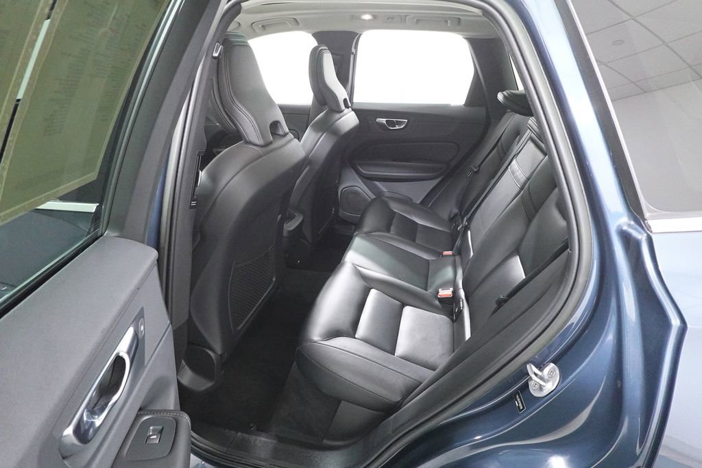 Used 2023 Volvo XC60 B5 Core image 24