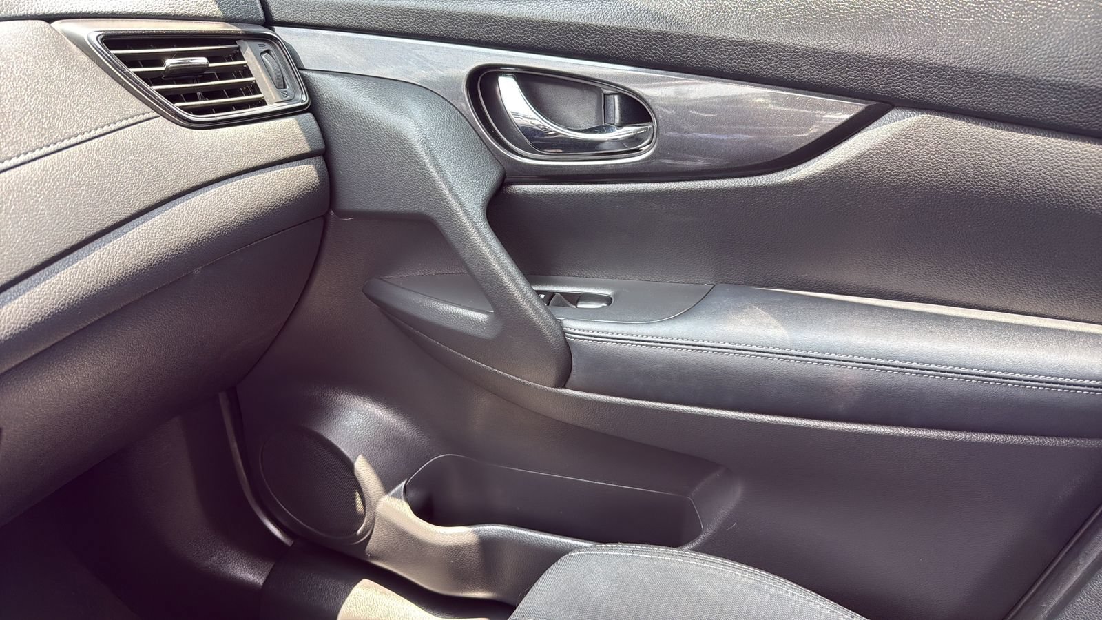 Used 2018 Nissan Rogue SV w/ Premium Package FWD image 23