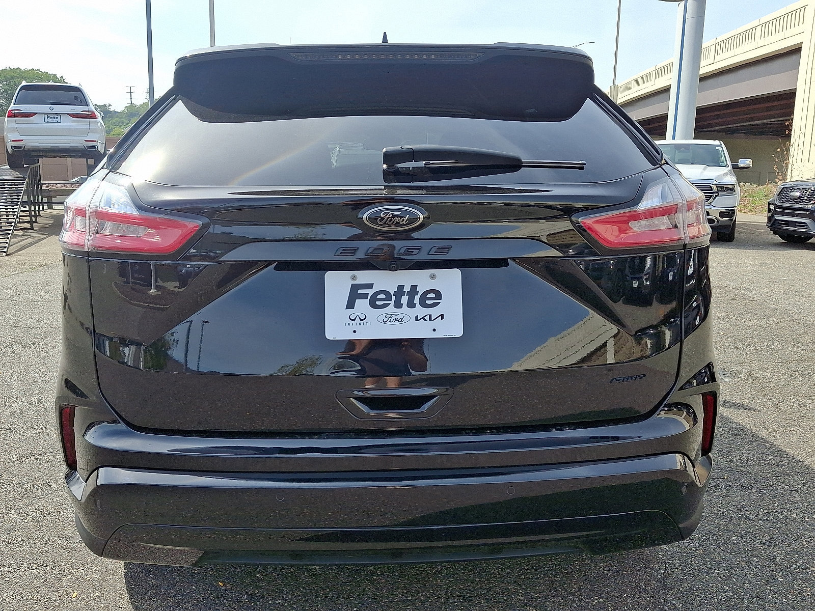 Certified 2022 Ford Edge SE w/ Black Appearance Package image 3
