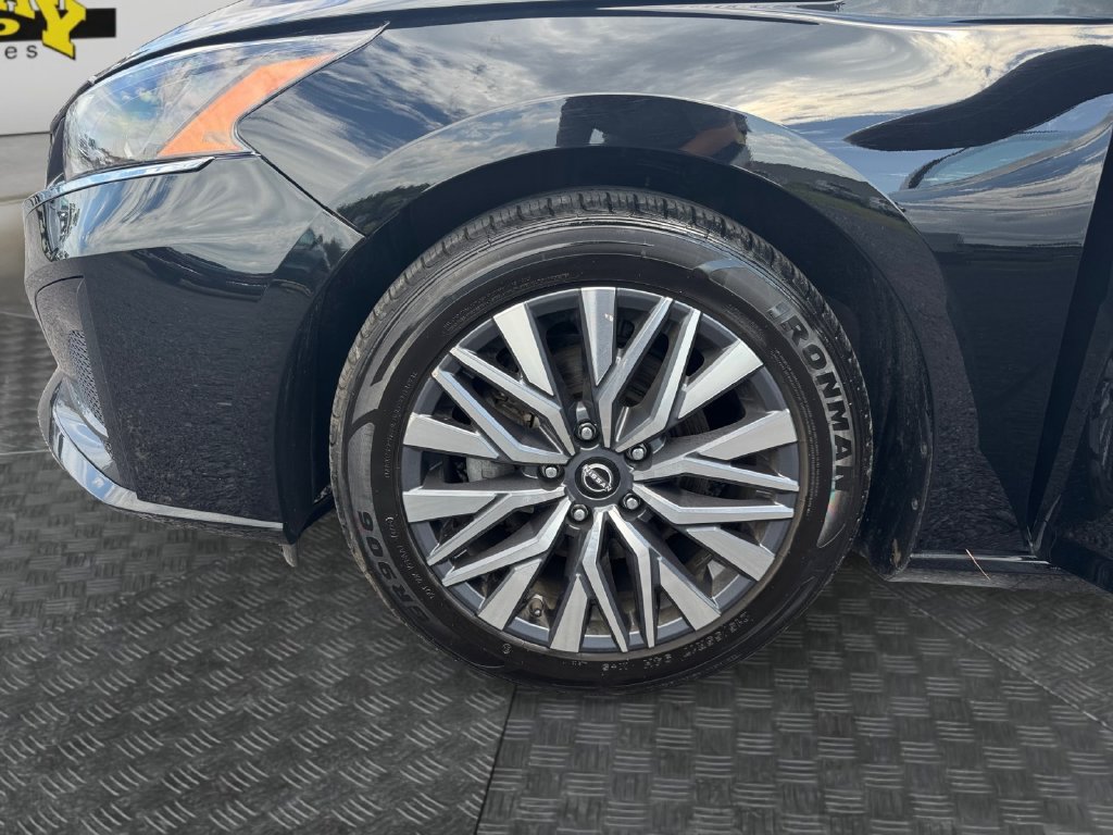 Used 2025 Nissan Altima 2.5 SV FWD image 19