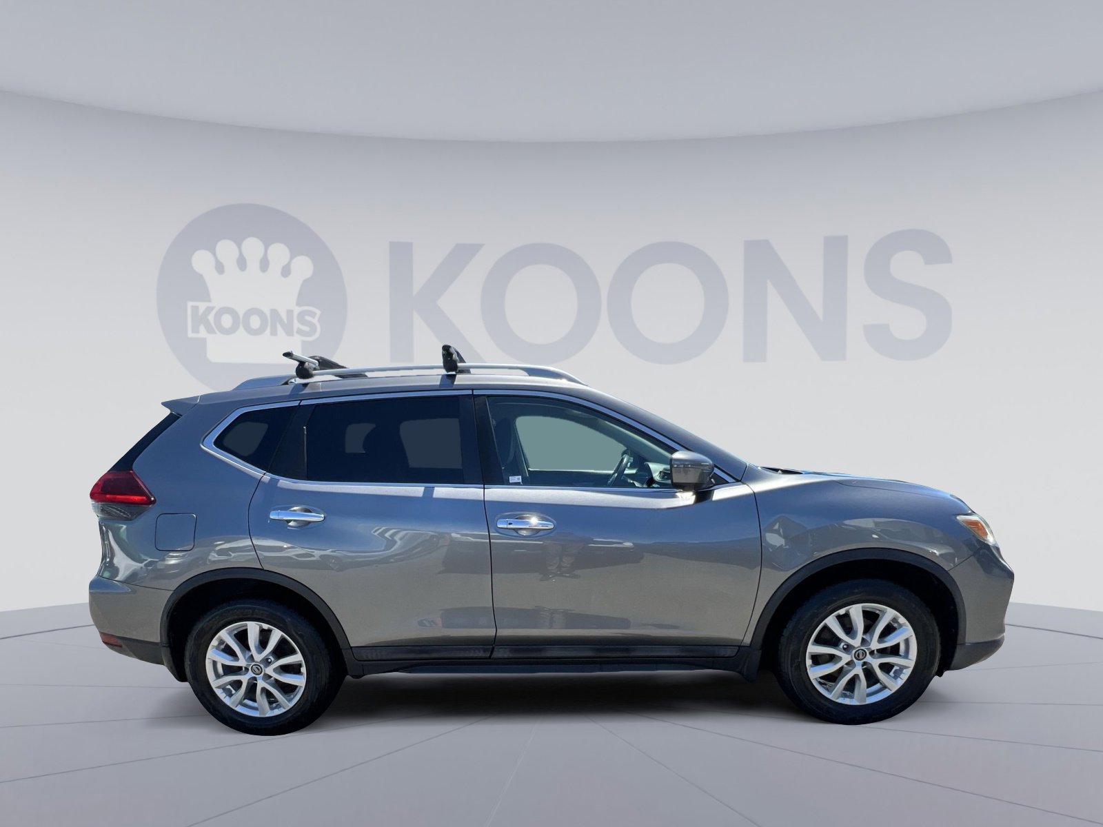Used 2018 Nissan Rogue SV w/ Premium Package FWD image 17