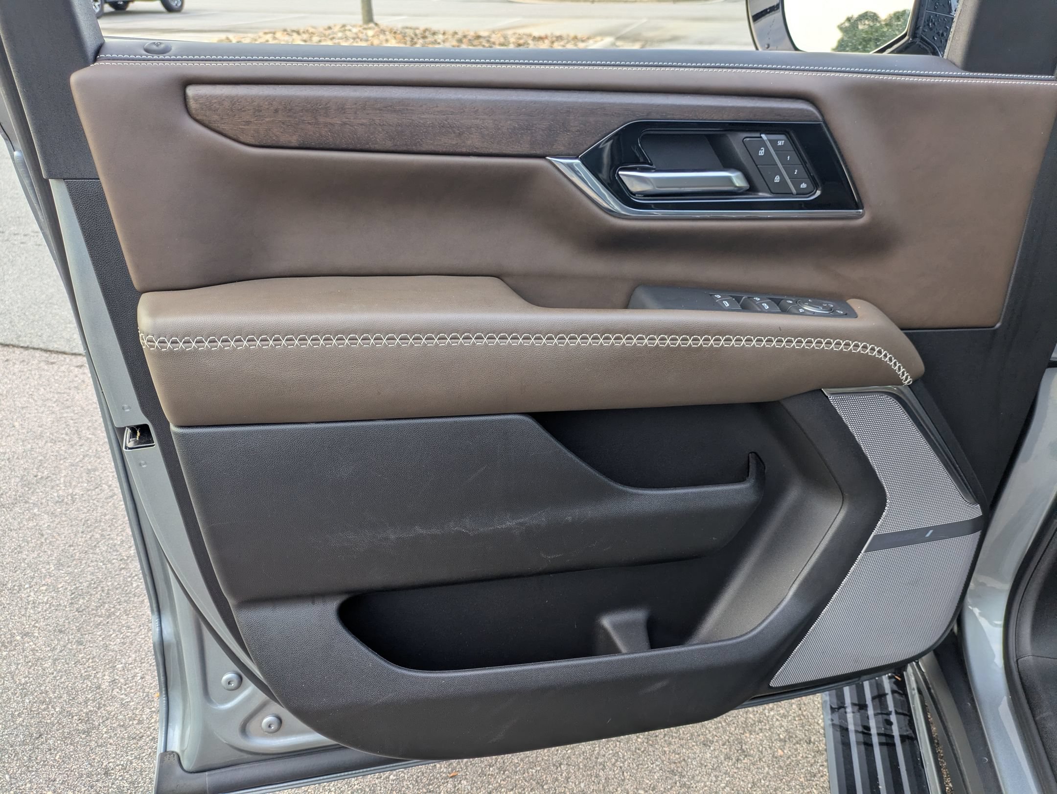 Used 2025 GMC Yukon Denali Ultimate AWD/4WD image 15