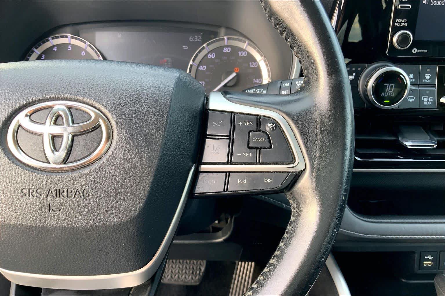 Used 2022 Toyota Highlander XLE AWD/4WD image 22