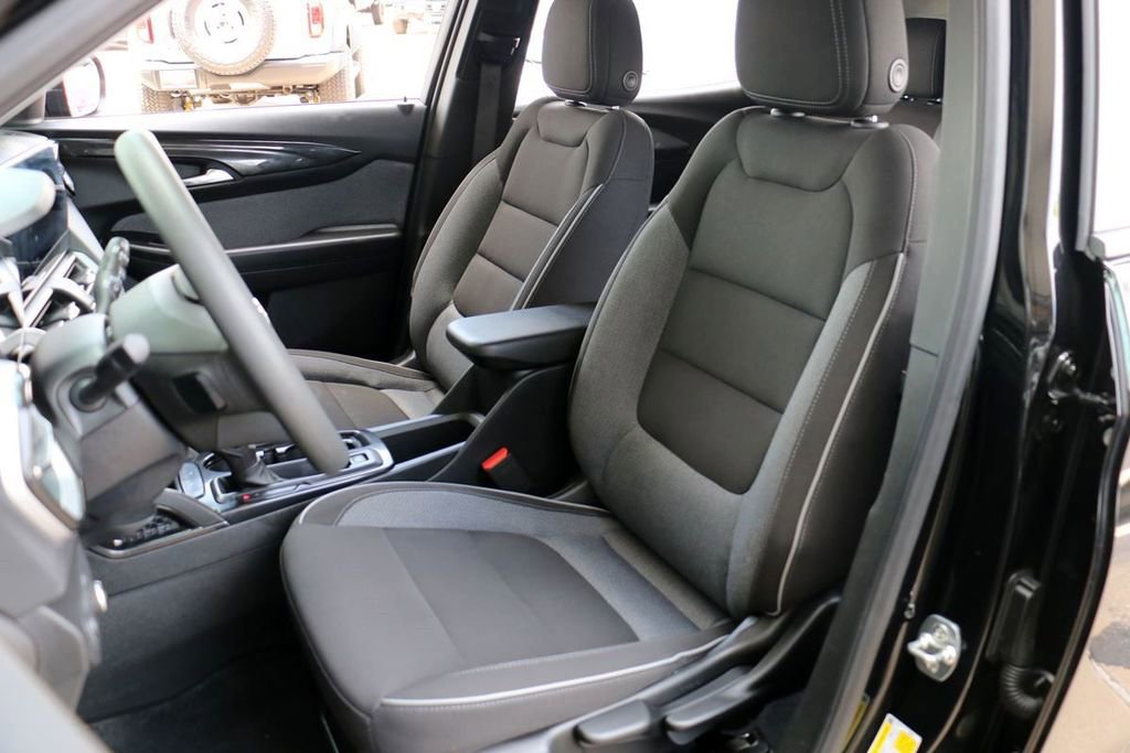 Used 2025 Chevrolet TrailBlazer LS w/ LS Convenience Package FWD image 17