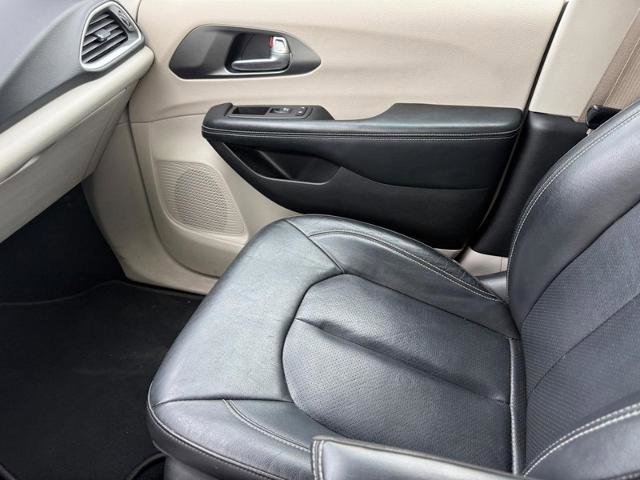 Used 2022 Chrysler Pacifica Touring-L FWD image 22