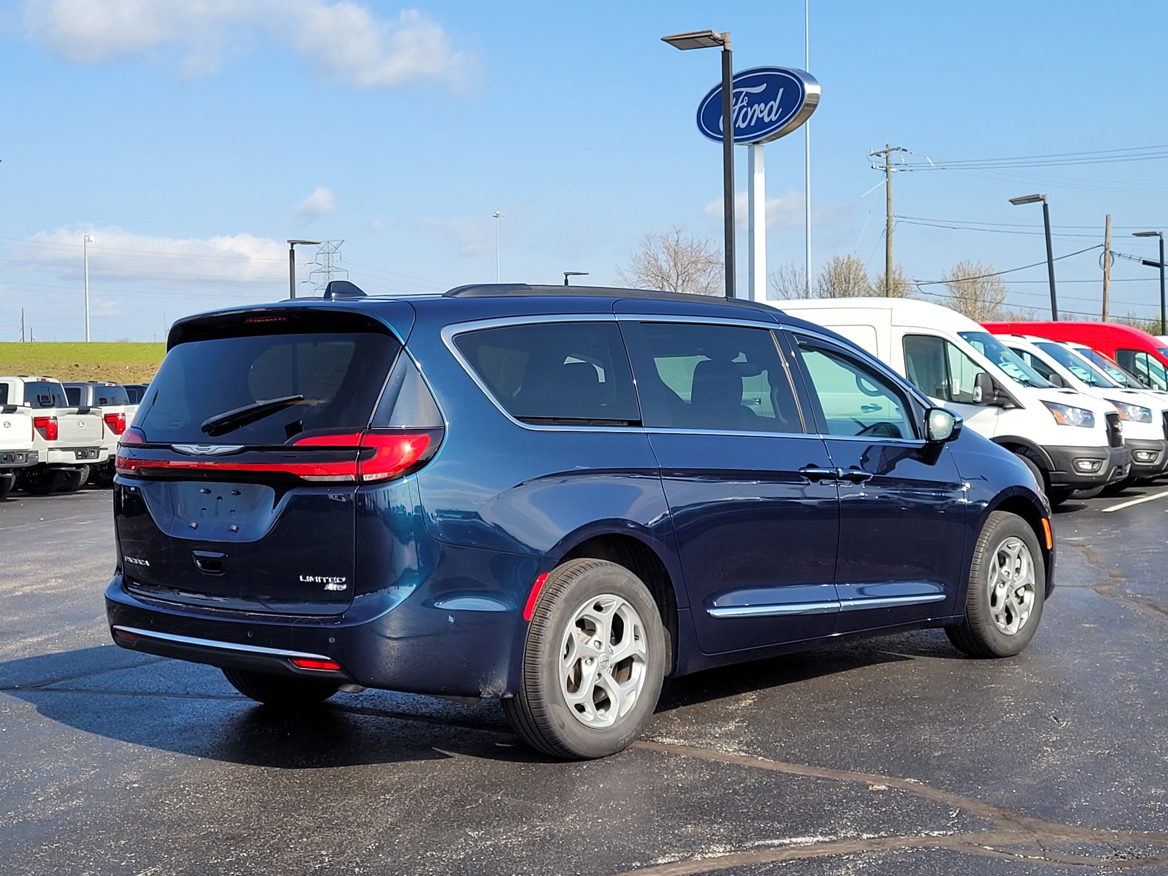 Used 2023 Chrysler Pacifica Limited image 4