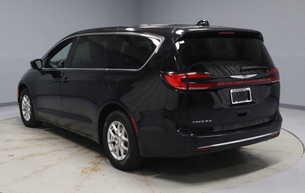 Used 2025 Chrysler Pacifica Select image 3