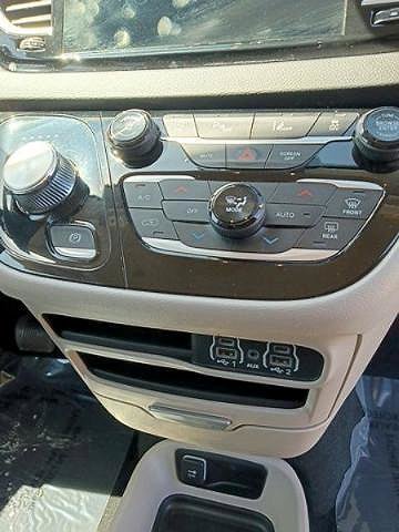 Used 2023 Chrysler Pacifica Touring-L FWD image 13