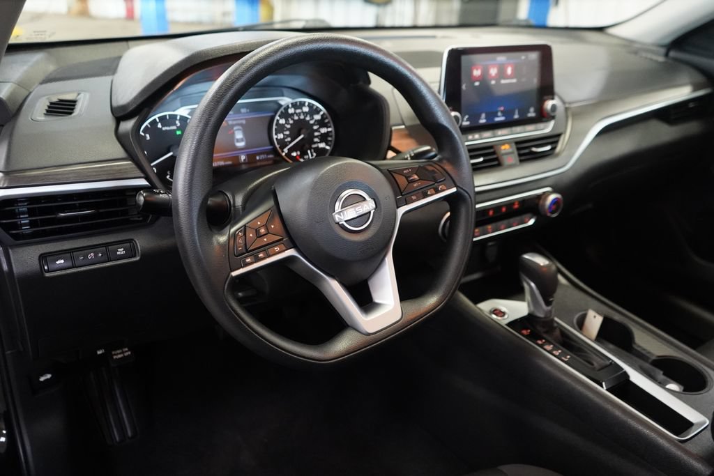 Used 2025 Nissan Altima 2.5 SV FWD image 13